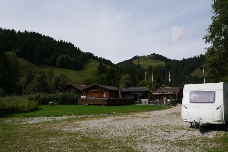 Camping Seeweid Schwarzsee - Standplatz mit Ausblick auf Berge am See