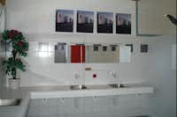 Camping Seewiese - Innenraum des Sanitärgebäudes mit Waschbecken und Spiegeln