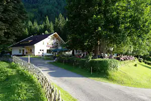 Camping Seewiese - Restaurant mit Terrasse, auf der Esstische stehen