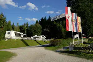 Camping Seewiese - Strasse auf dem Campingplatz mit Wohnmobilen am Rand
