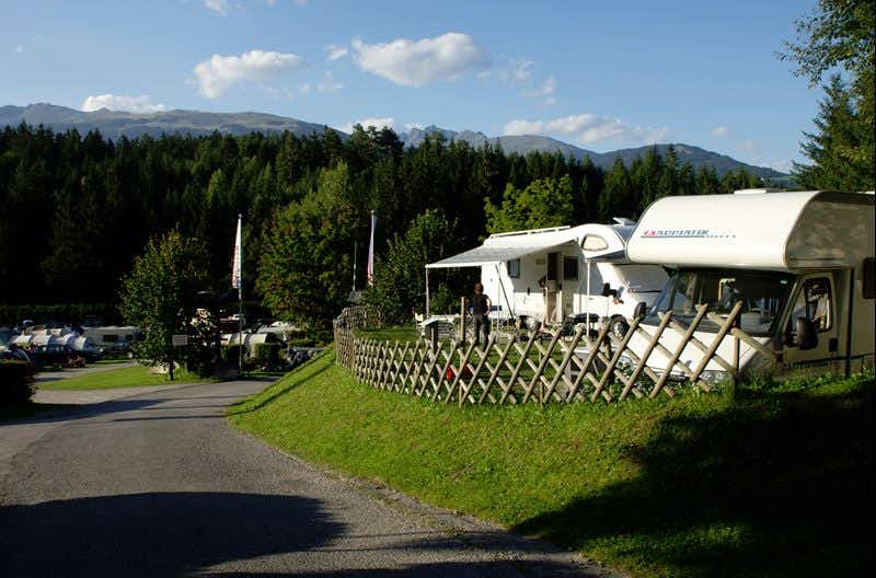 Camping Seewiese - Wohnmobile auf Stellplätzen des Campingplatzes