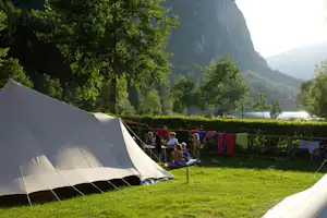 Camping Seewiese - Zelt mit daneben sitzender Camperfamilie