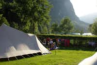 Camping Seewiese - Zelt mit daneben sitzender Camperfamilie