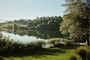 Camping Maltschacher Seewirt Camping Seewirt - Blick auf den See umgeben von Wald
