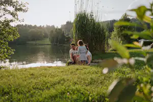 Camping Maltschacher Seewirt Camping Seewirt - Blick auf die Wiese am Ufer des Sees