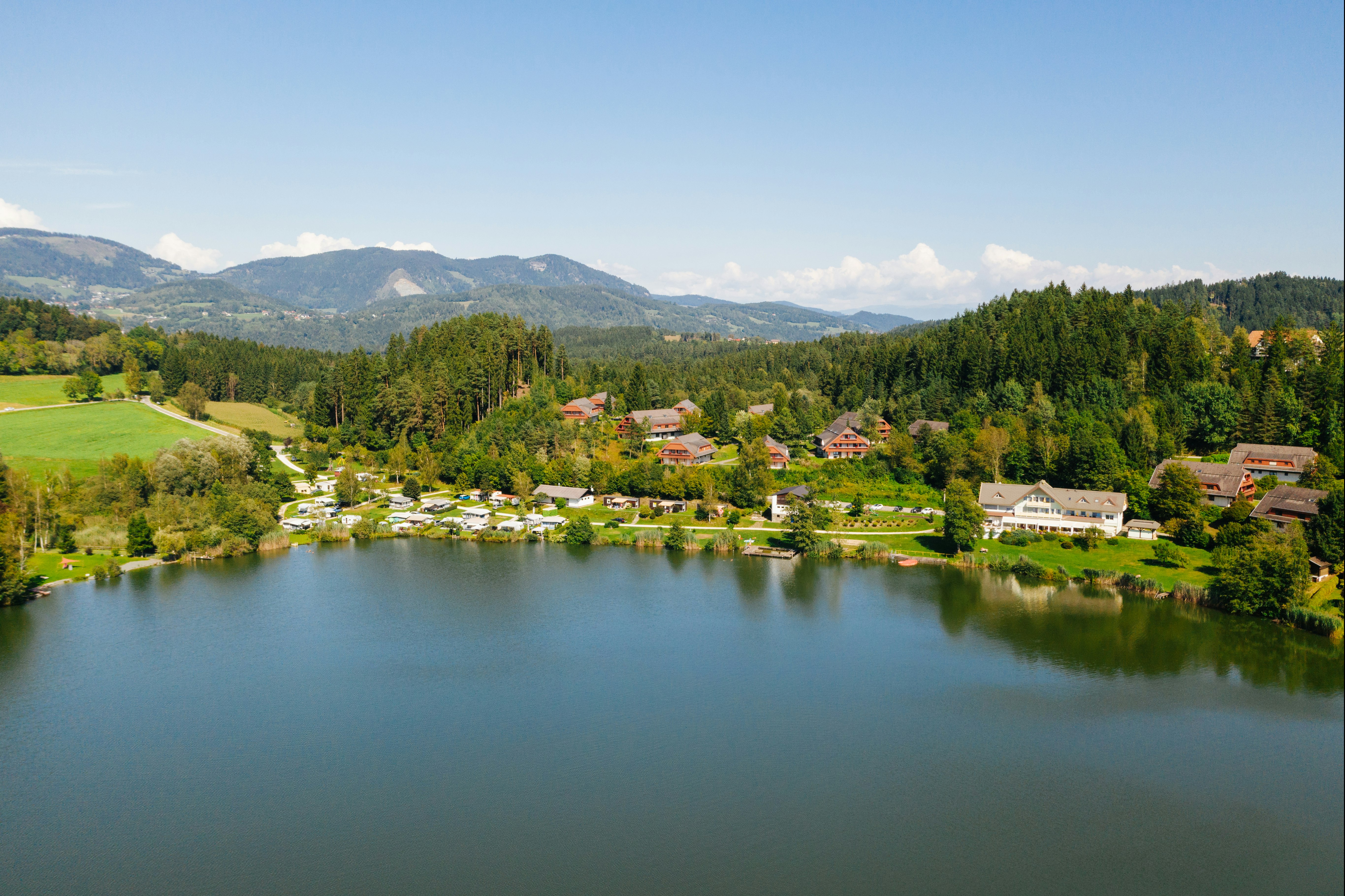 Camping Maltschacher Seewirt  Camping Seewirt -Blick auf den Campingplatz am Ufer des Sees