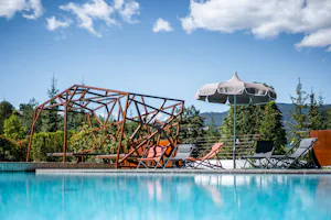 Camping Seiser Alm - Pool im Freien mit Liegestühlen