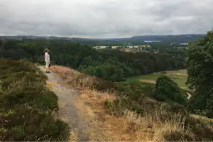 Camping Sejs Bakker - Frau beim spazieren mit Aussicht