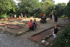 Camping Sejs Bakker - Gäste auf dem Minigolfplatz im Schatten