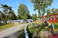 Camping Sejs Bakker - Kinderspielplatz vor dem Wohnmobilstellplatz 