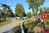 Camping Sejs Bakker - Kinderspielplatz vor dem Wohnmobilstellplatz 