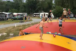 Camping Sejs Bakker - spielende Kinder auf dem Spielplatz auf dem Campingplatz