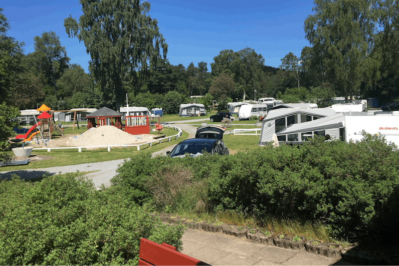 Camping Sejs Bakker- Wohnwagen- und Wohnmobilstellplätzen zwischen Bäumen