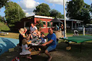Camping Sejs Bakker - Gäste aus dem Grillbereich des Campingplatzes