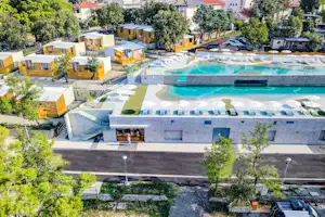 Camping Selce - Campingplatz Pool aus der Vogelperspektive