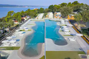 Camping Selce - Pool und Ferienwohnungen aus der Vogelperspektive
