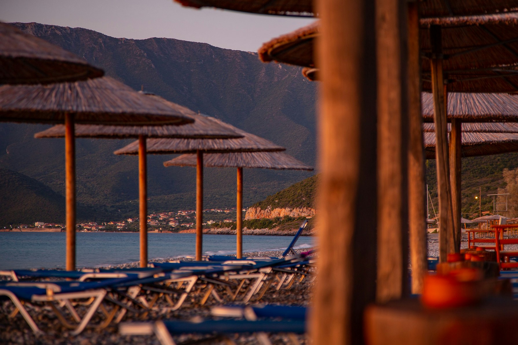 Camping Semeli - Liegestühle mit Blick auf das Meer und die Berge