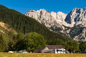 Camping Šenkova Domačija - Übersicht auf das gesamte Campingplatz Gelände und die Berge