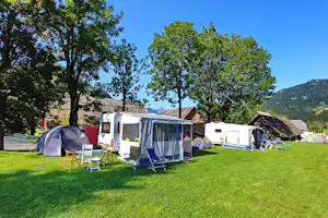Camping Šenkova Domačija - Wohnwagenstellplätze im Grünen auf dem Campingplatz