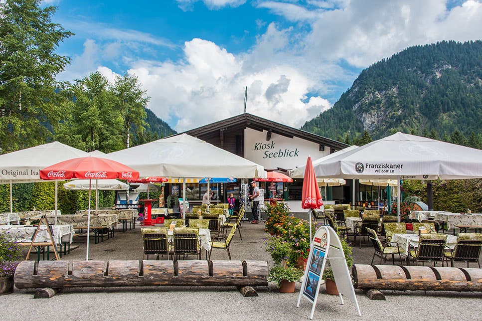 Camping Sennalpe - Restaurant und Kiosk des Campingplatzes mit Terrasse, auf der Sitzgelegenheiten stehen