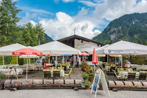 Camping Sennalpe - Restaurant und Kiosk des Campingplatzes mit Terrasse, auf der Sitzgelegenheiten stehen