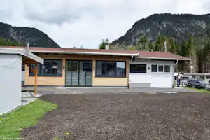 Camping Sennalpe - Sanitärgebäude des Campingplatzes von aussen
