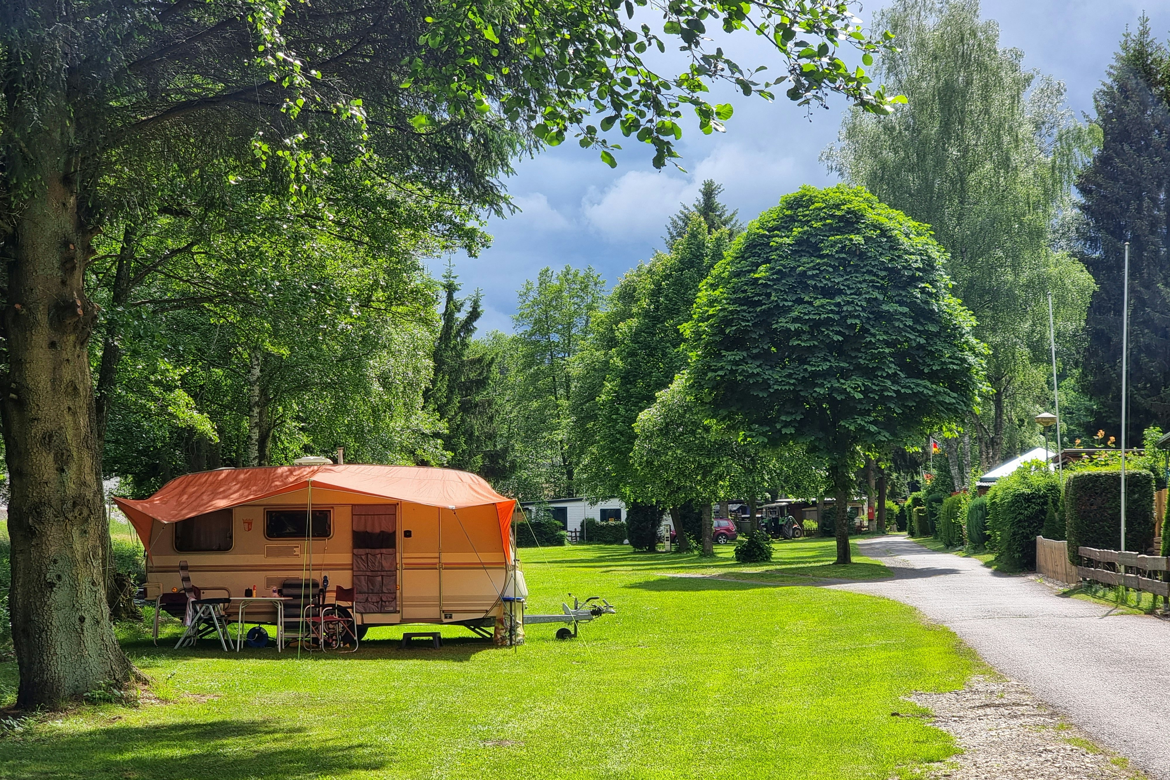 Campingplatz Sensweiler-Mühle  Camping Sensweiler Mühle - Wohnmobil- und Wohnwagenstandplätze auf der Wiese