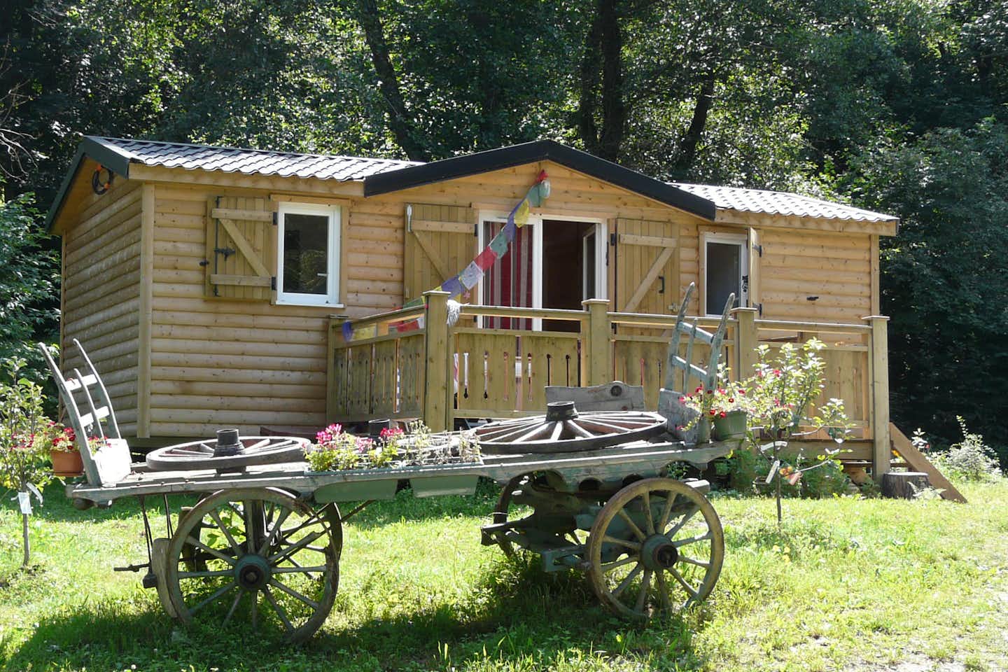 Camping Ser Sirant - Mobilheim mit Veranda und Zierwagen davor