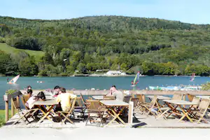 Camping Ser Sirant - Terrasse des Campingplatzes mit Blick auf den See