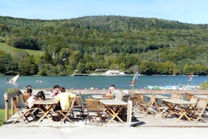 Camping Ser Sirant - Terrasse des Campingplatzes mit Blick auf den See