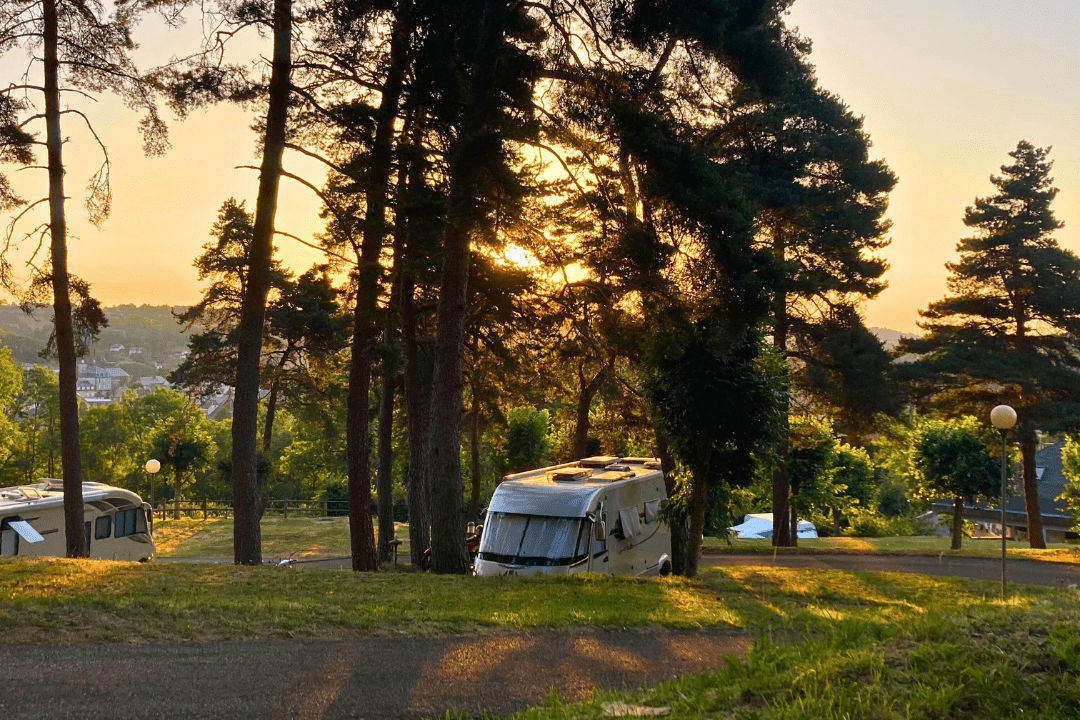 Camping Sérendipité - Standplätze zwischen den Bäumen auf dem Campingplatz