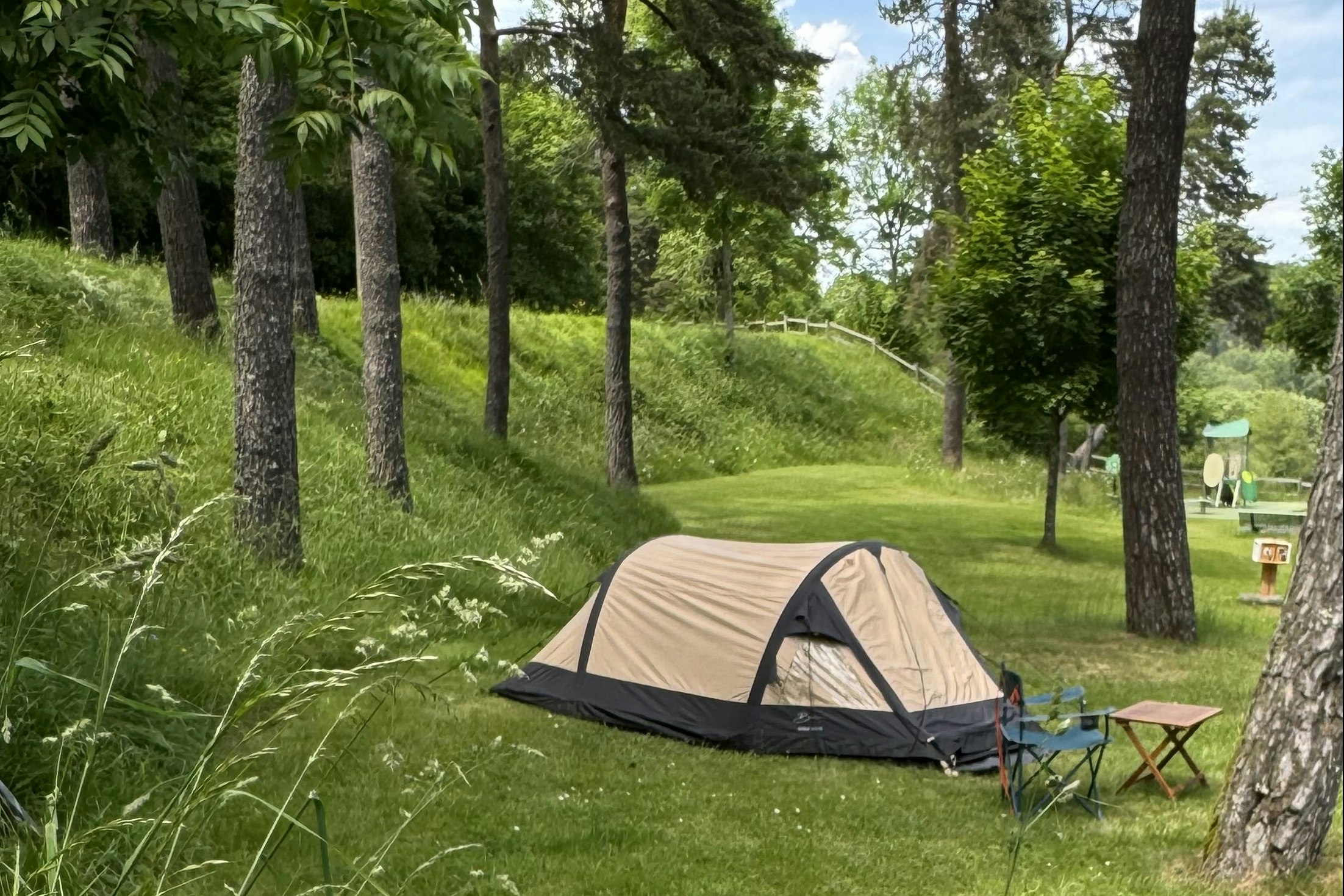 Camping Sérendipité - Zeltplätze im Grünen auf dem Campingplatz