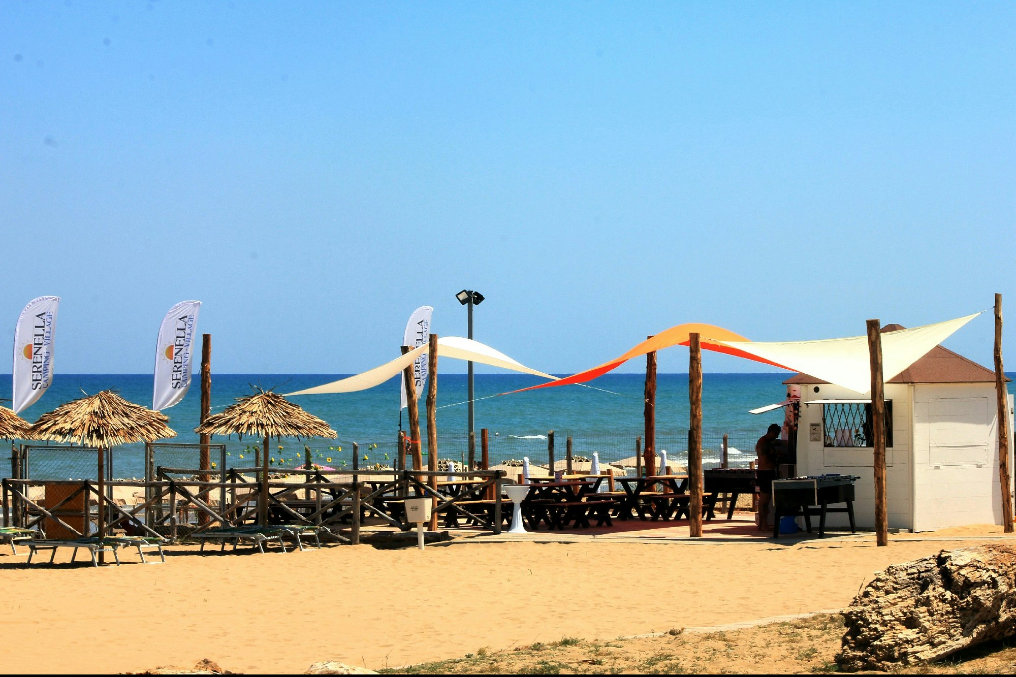 Camping Serenella - Badestrand mit Liegestühlen und Sonnensegeln