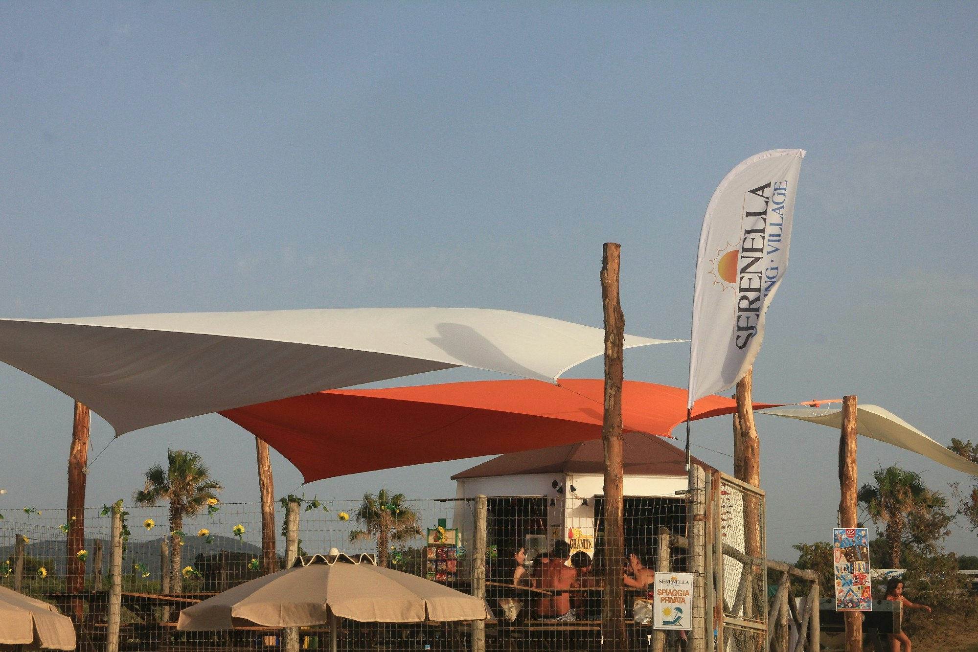 Camping Serenella - Terrasse des Restaurants auf dem Campingplatz