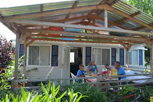 Camping Serenella - Mobilheim auf dem Campingplatz mit Familien auf der Veranda