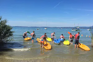 Camping Serenella - Kajak fahrende Gäste auf den Garda See