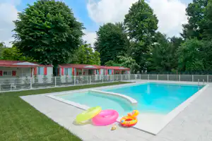 Camping Serenissima - Mobilheime vom Campingplatz mit Blick auf den Pool