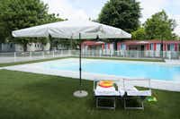 Camping Serenissima  -  Pool vom Campingplatz mit Sonnenschirmen und Liegestühlen