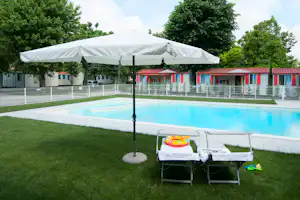 Camping Serenissima - Pool vom Campingplatz mit Sonnenschirmen und Liegestühlen