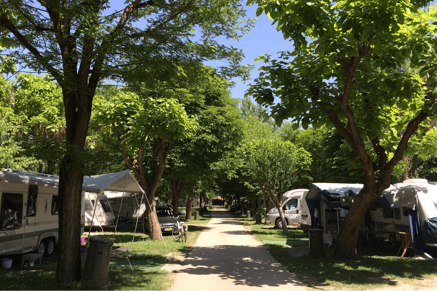 Camping Serenissima  -  Wohnwagen- und Zeltstellplatz vom Campingplatz auf grüner Wiese