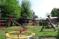 Camping Serenissima - Kinderspielplatz mit Schaukeln, Rutsche und Klettergeräten