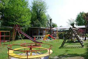 Camping Serenissima - Kinderspielplatz mit Schaukeln, Rutsche und Klettergeräten
