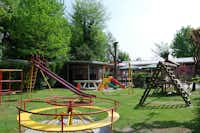 Camping Serenissima - Kinderspielplatz mit Schaukeln, Rutsche und Klettergeräten