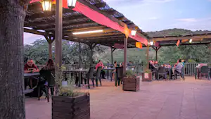 Camping Serra de Prades - Überdachte Terrasse des Restaurants
