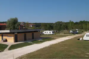 Camping Shkorpilovtsi - Hauptgebäude und Wohnwagen- und Zeltstellplatz vom Campingplatz im Grünen