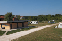 Camping Shkorpilovtsi  -  Hauptgebäude und Wohnwagen- und Zeltstellplatz vom Campingplatz im Grünen