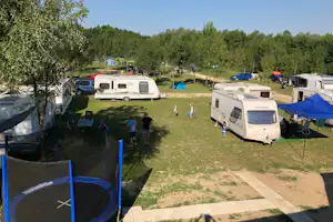 Camping Shkorpilovtsi - Stellplatz und Trampolin vom Campingplatz auf grüner Wiese