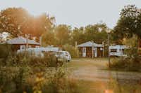 Camping Si-Es-An - Blick auf die Stellplätze und Mobilheime auf dem Campingplatz