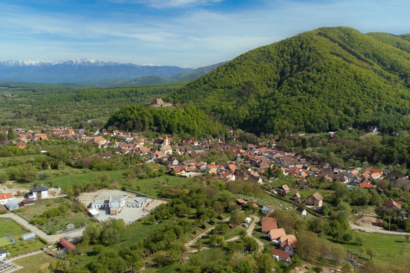 Camping Sibiu Ananas  - Luftaufnahme des Campingplatzes im Tal mit Bergen im Hintergrund