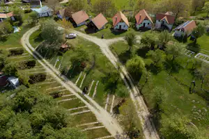 Camping Sibiu Ananas - Luftaufnahme des Campingplatzes mit Standplätzen und Mobilheimen